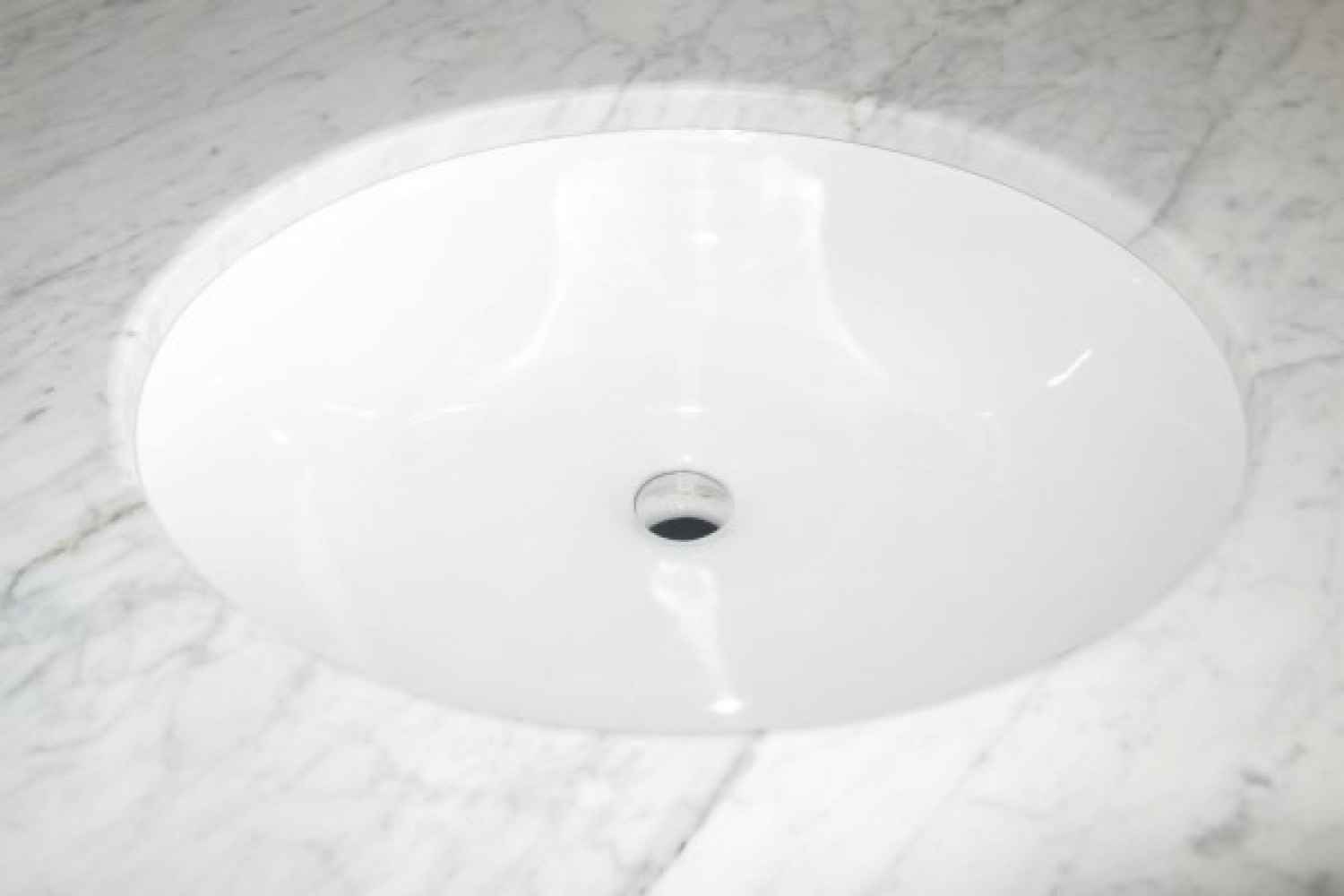 18.125-in. W CUPC Oval Bathroom Undermount Sink Set In White - Gold Hardware - Overflow Drain Incl.